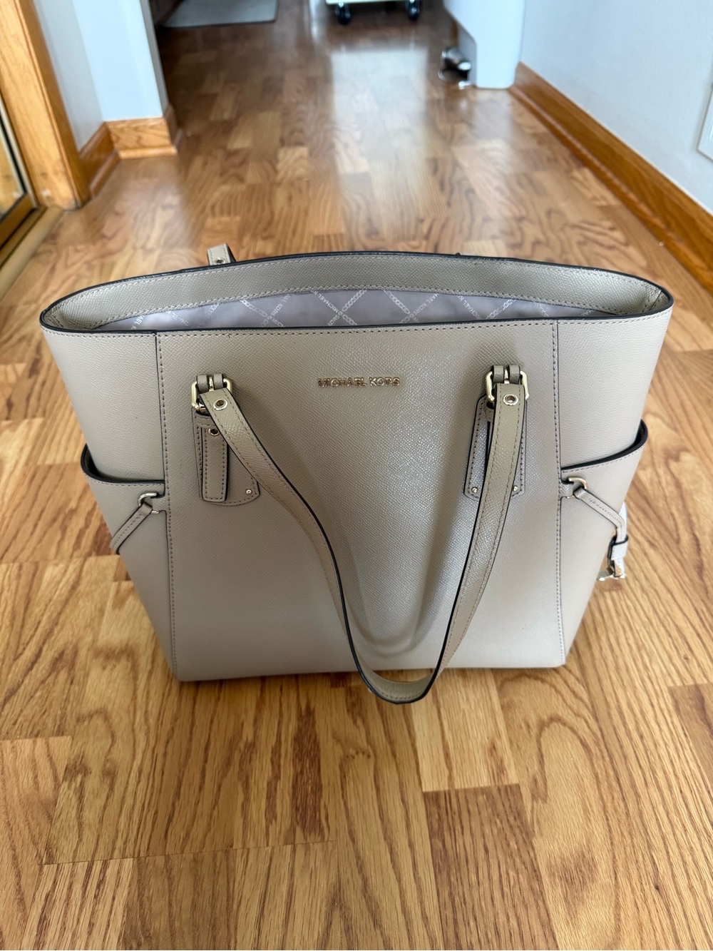Michael Kors Voyager Large Saffiano Leather Tote Bag - Picture 1 of 1